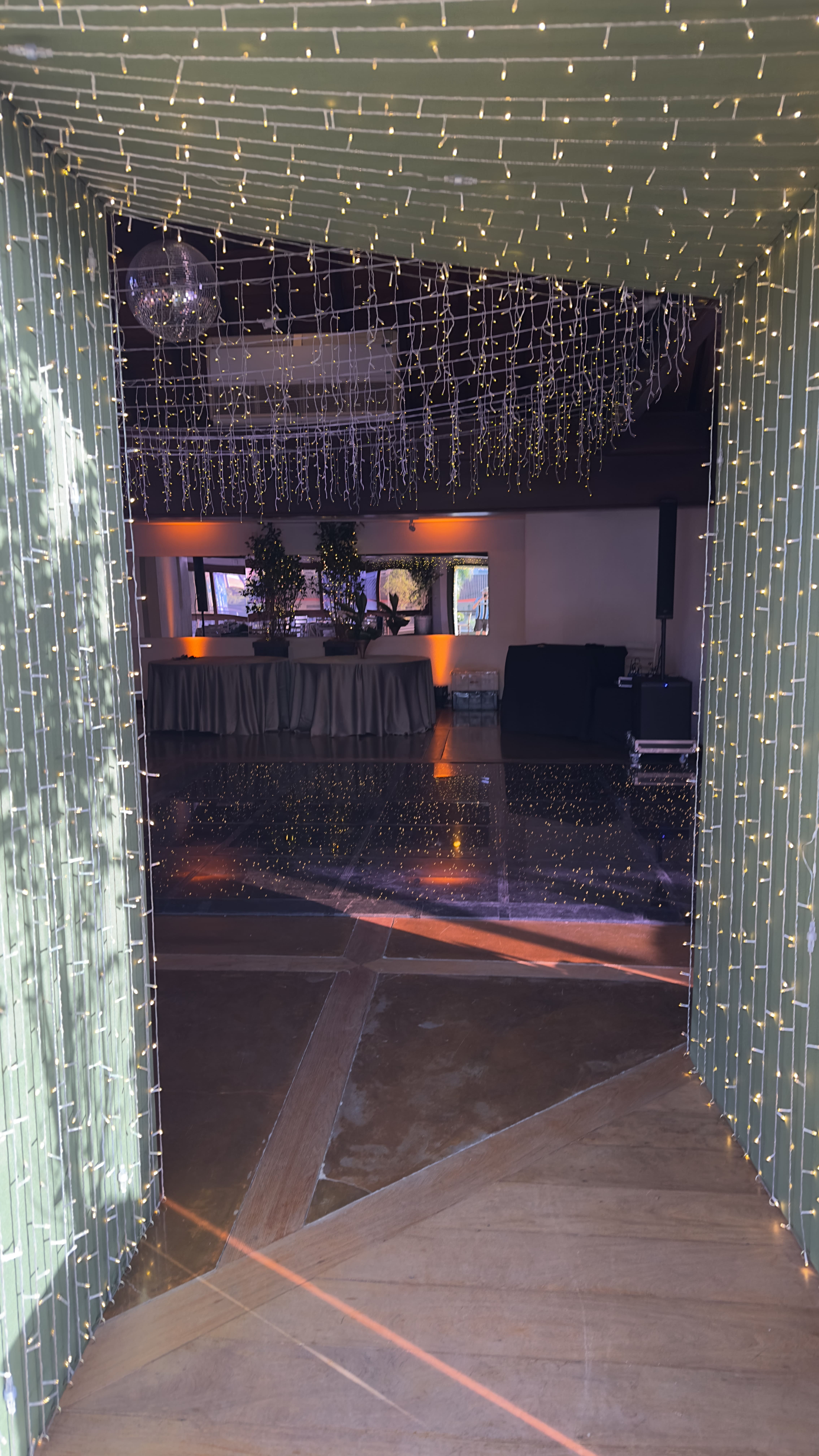 Entrada do salão de eventos Wallau com iluminação decorativa